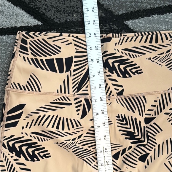 Aerie Tan and Black Leggings with Form-Fitting Seamless Design - Picture 6 of 9